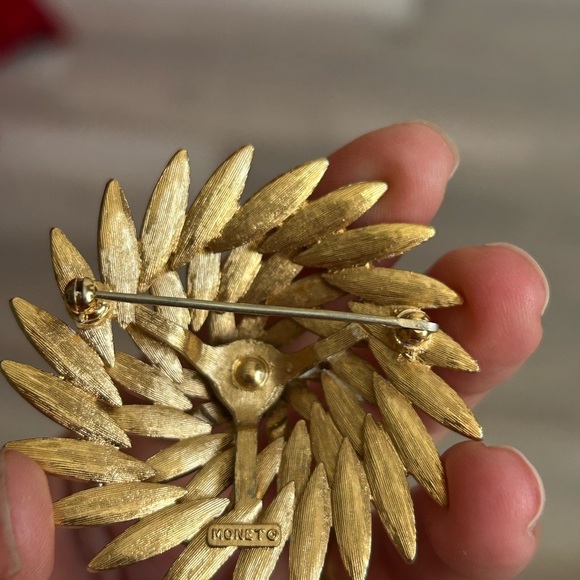 4/$100 MONET vintage 1980 Gold Floral Brooch 😌 - Picture 5 of 6